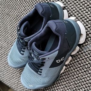 Swiss Engineering ON Cloud tech Women's size 9